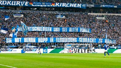 Pancarta contra Hopp en el campo del Schalke.