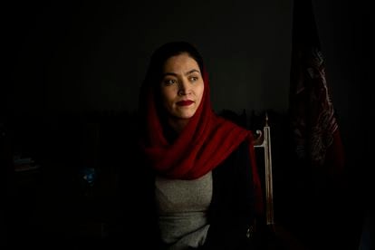 Gaisu Yari é uma referência para as mulheres do Afeganistão. Comissária de Assuntos Sociais do Governo anterior, formada nos EUA, teve de abandonar o país com a chegada dos talibãs. Esta fotografia foi tirada em Cabul em março de 2020.