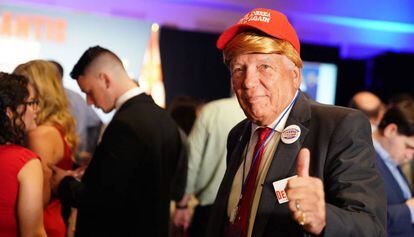 Um eleitor republicano vestido de Donald Trump, na festa do candidato Ron DeSantis em Orlando (Flórida).