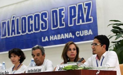 Constanza Turbay, Jaime Peña, Ángela Giraldo e José Antequera, da comissão de vítimas do conflito armado na Colômbia.