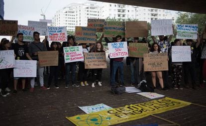 Estudantes protestam contra cortes de verbas para as universidades federais, no vão livre do Masp.