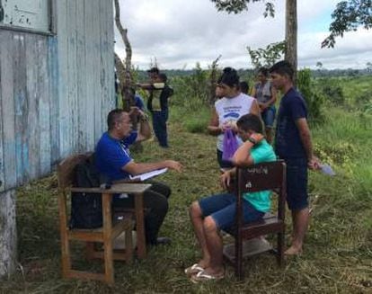 Médico cubano faz atendimento na zona rural de Sena Madureira, no Acre.