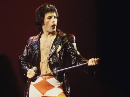 Freddie Mercury durante um show do Queen no Madison Square Garden em dezembro de 1977.