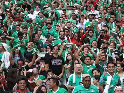 Torcida mexicana em uma partida no estádio Azteca.