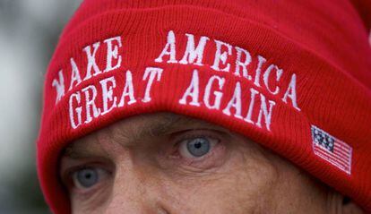 Apoiador de Trump com gorro do slogan de campanha do presidente dos EUA.