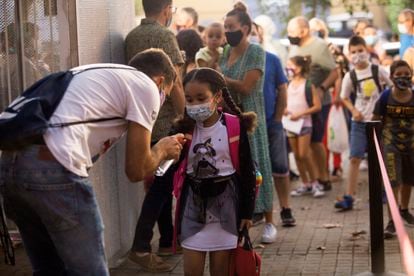 Início das aulas em uma escola em Barcelona ​com novas medidas: máscara, aulas reduzidas e gel de boas-vindas, em 14 de setembro.