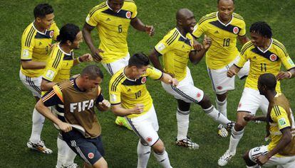 Os colombianos comemorando a vitória sobre a Costa do Marfim.