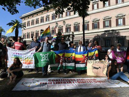 Membros da comunidade LGBT de Roma prestam homenagem às vítimas de Orlando.