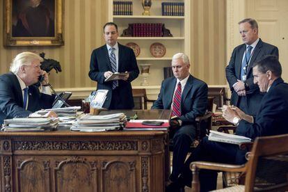 Donald Trump fala ao telefone, em 28 de janeiro, com o presidente da Rússia, Vladimir Putin, sob os olhares de membros de sua equipe, inclusive Flynn (primeiro à direita)