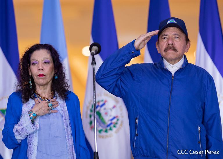 O presidente da Nicarágua, Daniel Ortega, e a vice-presidenta, Rosario Murillo, participam das comemorações do 199º aniversário da independência da Nicarágua, em 15 de setembro, em Manágua.