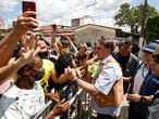 O presidente Jair Bolsonaro cumprimenta apoiadores em frente a batalhão do Exército, em Feira de Santana (BA).