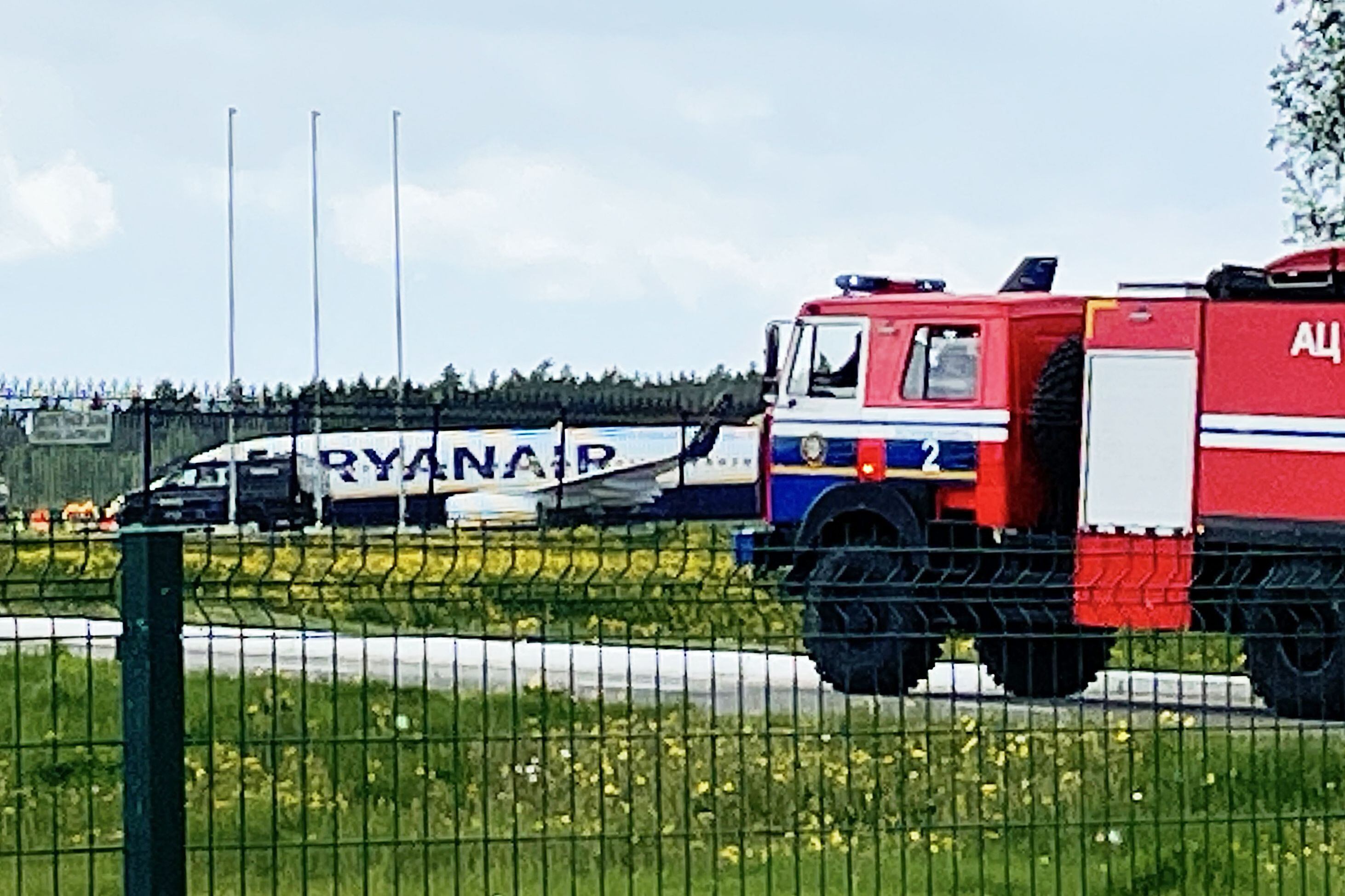 O avião da Ryanair, um Boeing 737-8AS, em que viajava Protasevich, no aeroporto de Minsk, onde aterrissou de emergência neste domingo. - / AFP