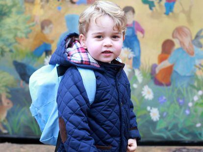 Príncipe Jorge em seu primeiro dia de aula. Foto foi tirada por sua mãe.