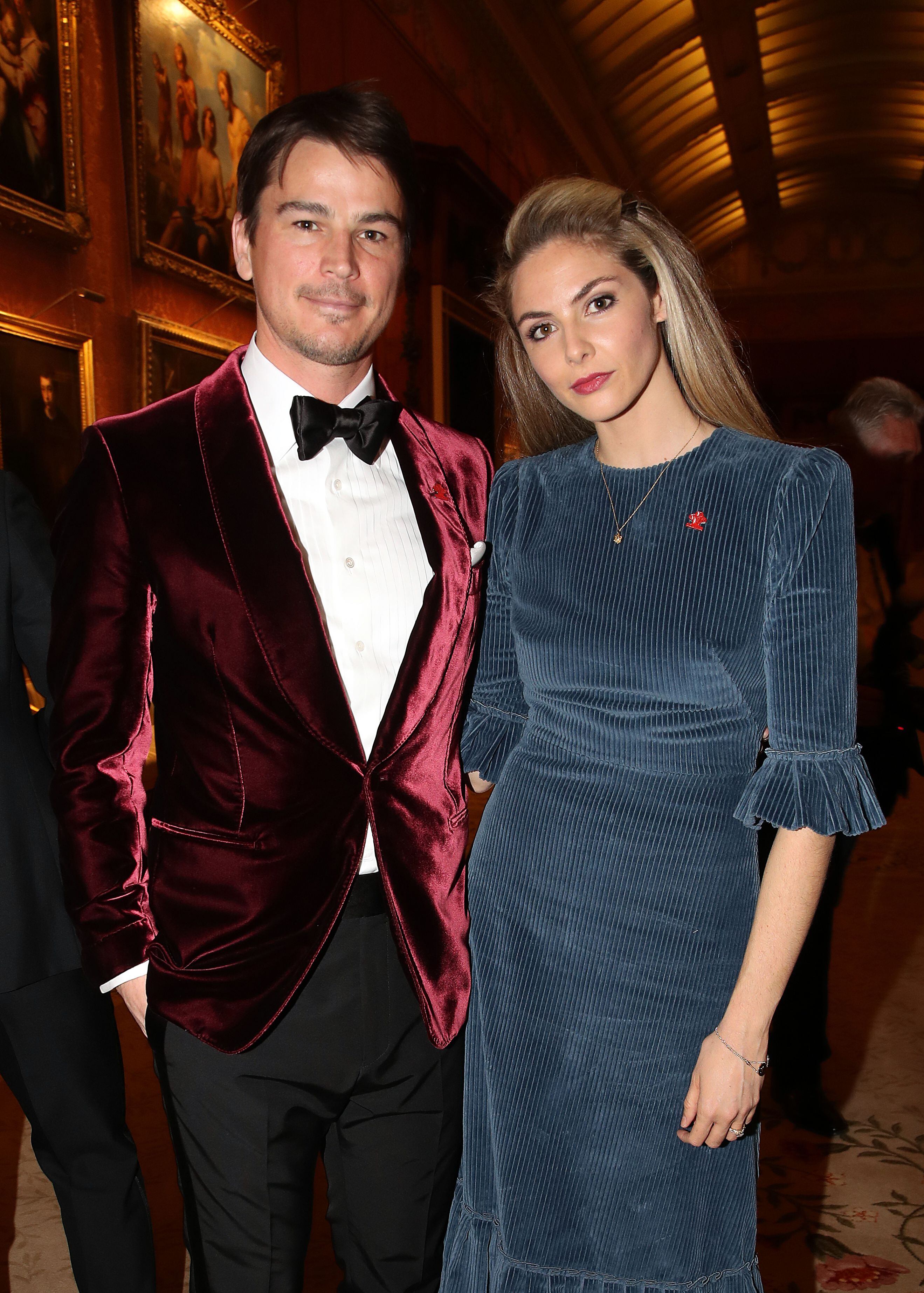 Josh Hartnett e sua esposa, a atriz Tamsin Egerton, em um jantar no palácio de Buckingham em 2019.