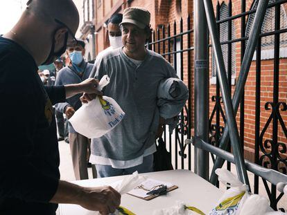 Vizinhos recebem comida em uma igreja do Bronx (Nova York), em 22 de outubro.