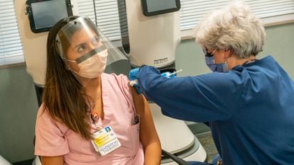 Daisy Solares recebe a vacina na segunda-feira no Centro Médico da Universidade de Maryland, em Baltimore, em uma imagem cedida pelo hospital.