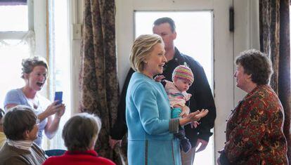Hillary Clinton, em uma visita de campanha a uma cafeteria de Keene (New Hampshire) em abril.