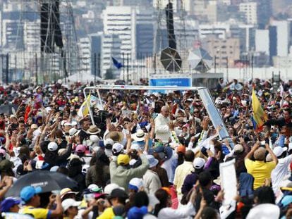 Milhares de peregrinos acenam para o Papa em Quito.