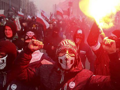 Em imagem de novembro de 2016, nacionalistas de extrema-direita marcham pelas ruas de Vars&oacute;via, na Pol&ocirc;nia.