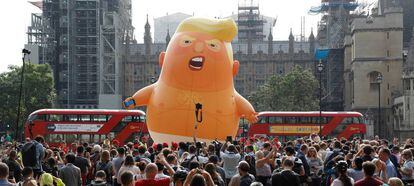 Manifestantes contra a visita de Donald Trump ao Reino Unido, nesta sexta-feira.