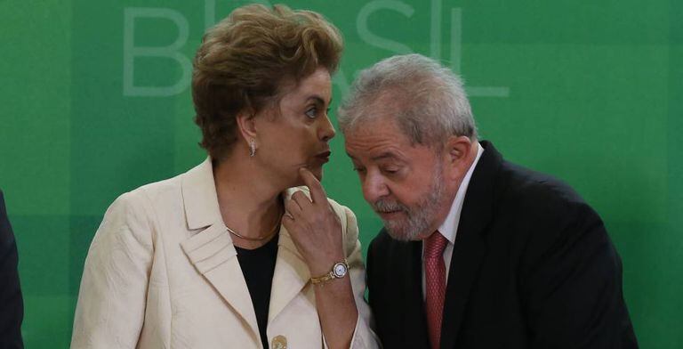 Dilma e Lula durante nomeação de novos ministros, em março