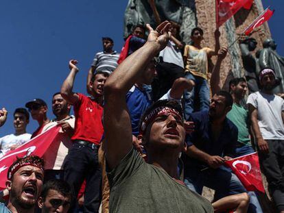 Turcos protestam contra a tentativa de golpe na emblemática praça Taksim.