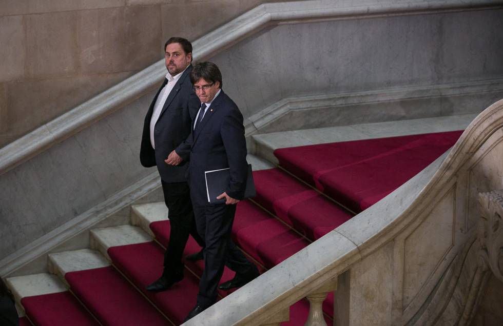 Oriol Junqueras e Carles Puigdemont deixam uma sessão do Parlament