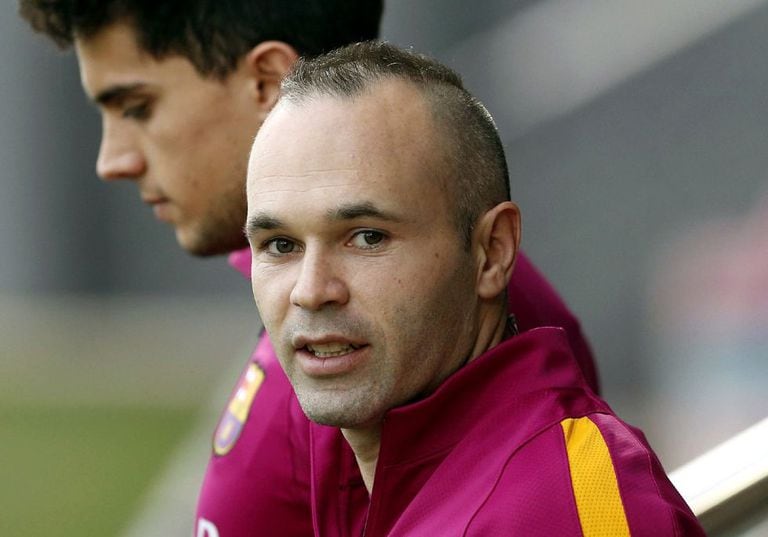 Andrés Iniesta (à direita), durante um treino com o Barcelona.