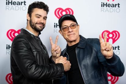 Kris Van Damme e seu pai, Jean-Claude Van Damme, na premiação iHeartRadio Podcast na Califórnia, em janeiro de 2020.