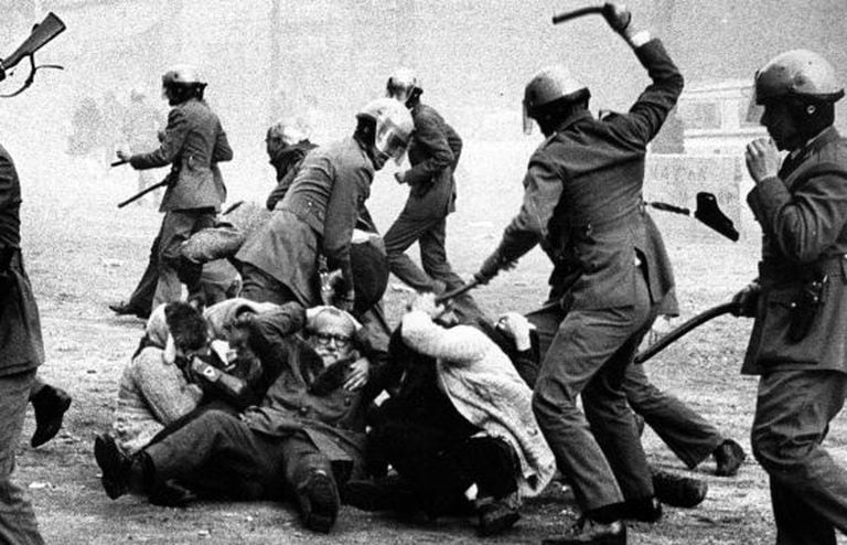 A polícia reprime uma manifestação pró anistia em 1976, em Barcelona.