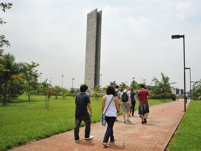 Alunos caminham no campus principal da USP.
