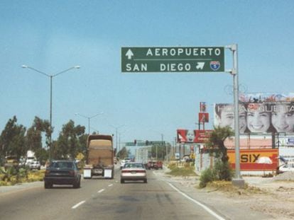 Placa indicativa do aeroporto de Tijuana e da cidade de San Diego.