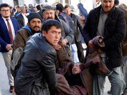 Ferido no atentado suicida de Cabul é levado ao hospital