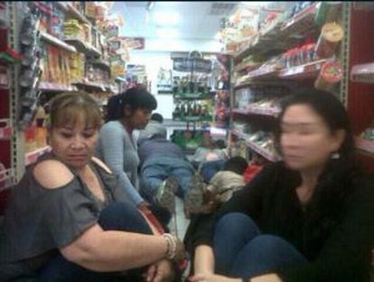 Clientes de uma loja tentam se proteger dos tiros em Reynosa, na terça.