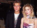 Los jóvenes Brad Pitt y Christina Applegate posan en los MTV Awards de 1989.