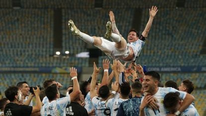 Os jogadores da Argentina lançam Messi ao ar após o triunfo sobre o Brasil no Maracanã.