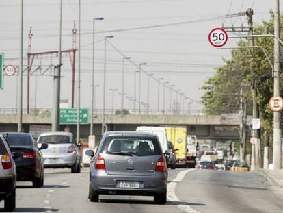 Carros circulam na pista local da Marginal Tietê, ainda com limite de 50 km/h.