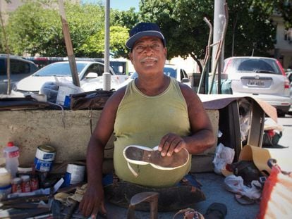 Ailton Pontes conserta sapatos em uma rua do Rio.