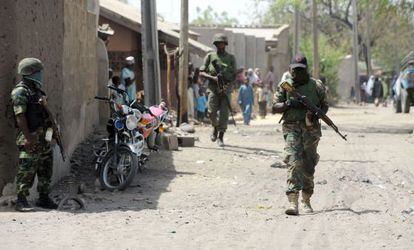 Militares nigerianos patrulham Baga, em abril de 2013.