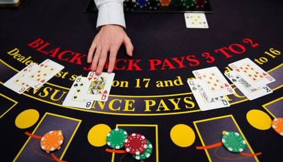 Um 'croupier' em uma mesa de blackjack, em Paris.