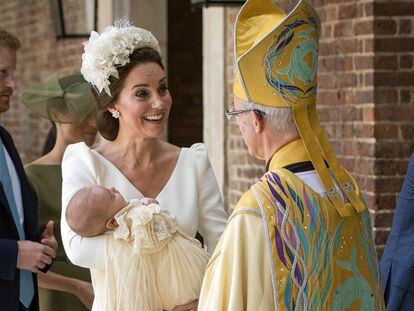 Kate, com seu filho no colo, fala com o arcebispo de Canterbury Justin Welby.