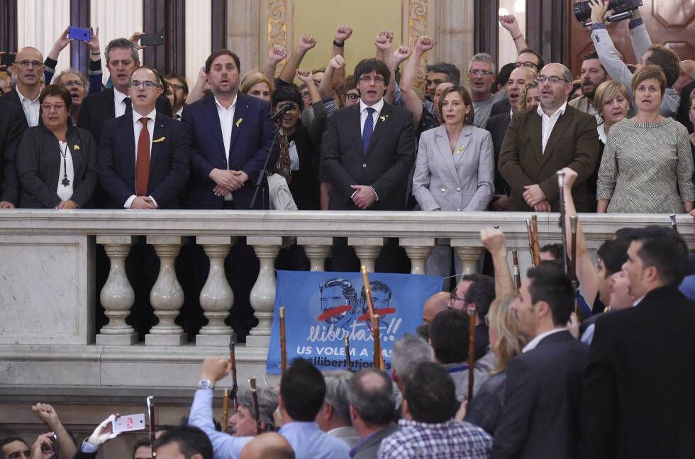 O presidente da Catalunha, Carles Puigdemont (ao centro), no Parlamento, nesta sexta.