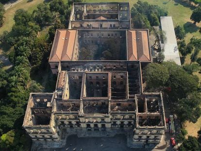 Vista aérea do Museu Nacional após o incêndio, nesta segunda-feira. 