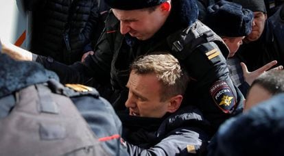 Policiais detêm o líder da oposição Navalny durante as manifestações em Moscou.
