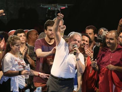 Lula, durante seu discurso contra o impeachment no centro do Rio.