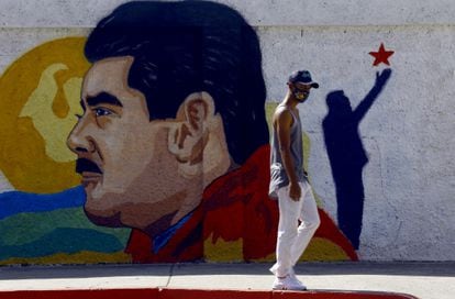 Un mural de Nicolás Maduro en una calle de  la ciudad de Guacara, en el norte del Venezuela, el pasado 2 de diciembre