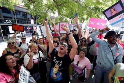 Entusiastas de Britney Spears protestam nesta quarta-feira diante do tribunal de Los Angeles que decide sobre a custódia legal da artista.
