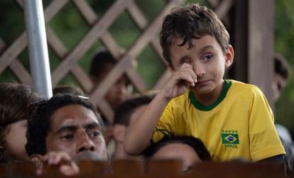 Garoto chora durante confusão no único treino aberto da seleção brasileira.