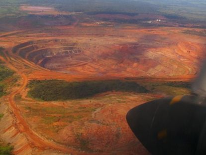 Vista aérea da mina de diamantes de Catoca, em Angola.