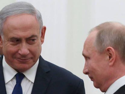 O presidente russo, Vladímir Putin, junto ao primeiro-ministro de Israel , Benjamin Netanyahu, nesta quarta-feira em Moscou.